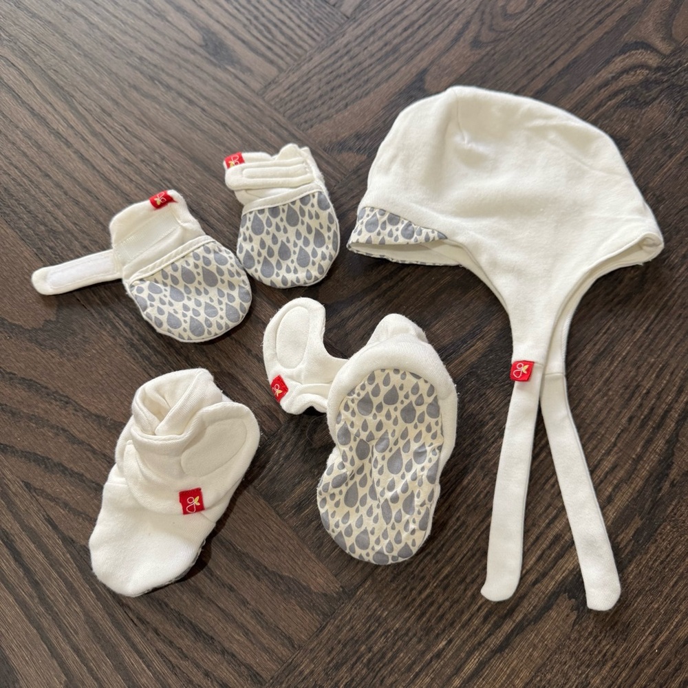 Goumikids newborn hat, booties and mittens set